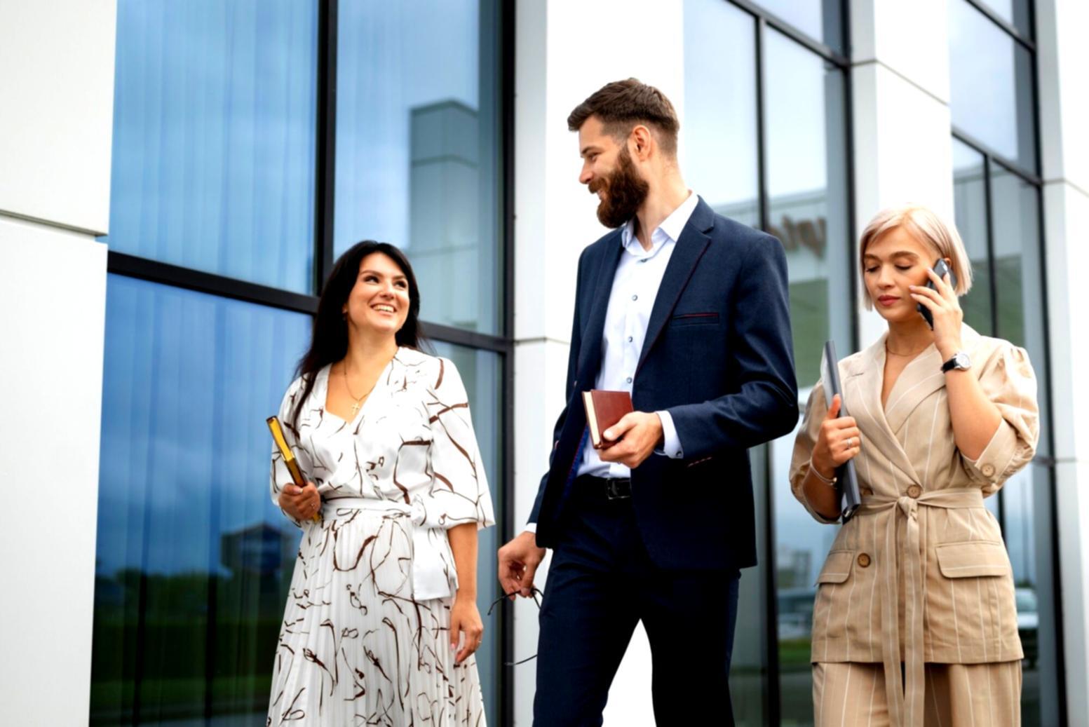 Modernes Büro mit Teamarbeit bei pelarindovex in Köln